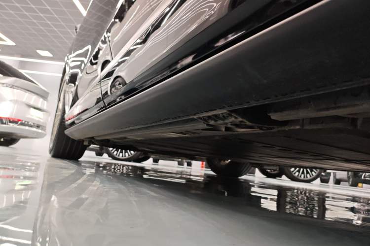 Used ONVO Luxeed L90 2025 Model—Max Six-Seater Version Left Side Sill