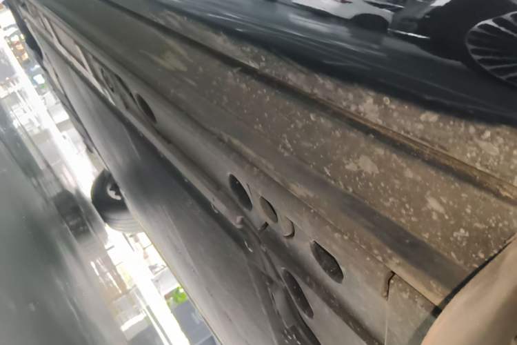 Used ONVO Luxeed L90 2025 Model—Max Six-Seater Version Left Side Sill