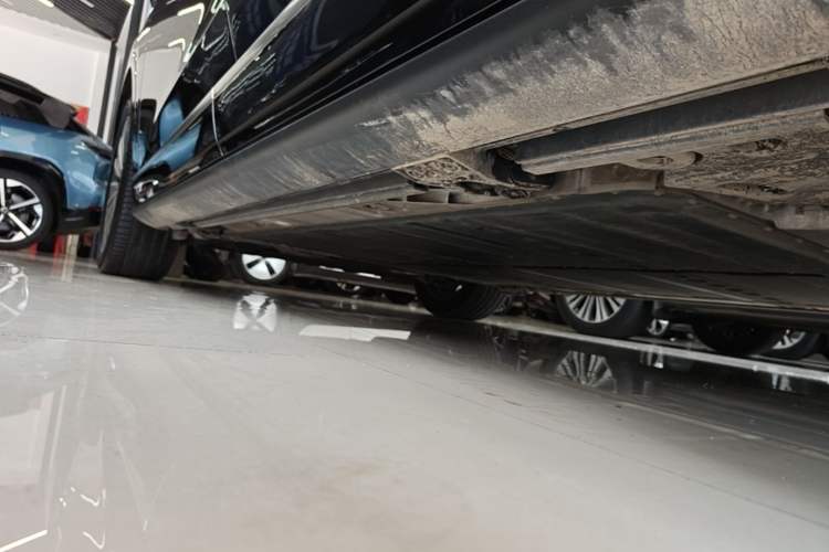 Used ONVO Luxeed L90 2025 Model—Ultra Six-Seater Version Left Side Sill