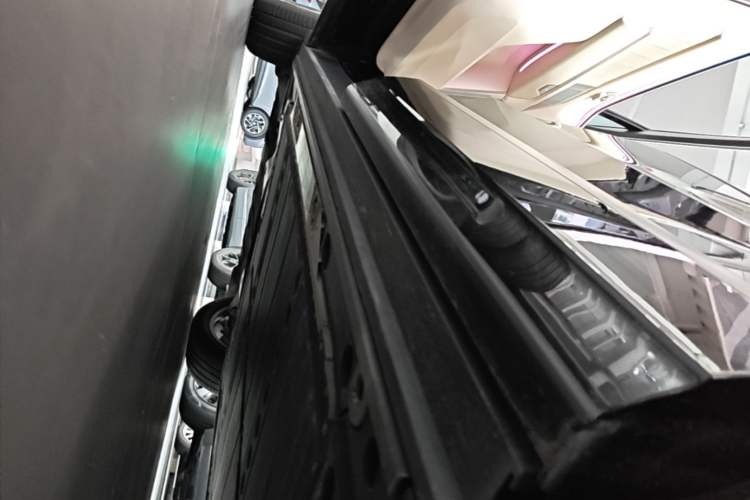 Used ONVO Luxeed L90 2025 Model—Ultra Six-Seater Version Left Side Sill