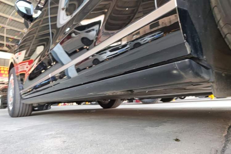 Used ONVO Luxeed L90 2025 Model—Max Six-Seater Version Left Side Sill