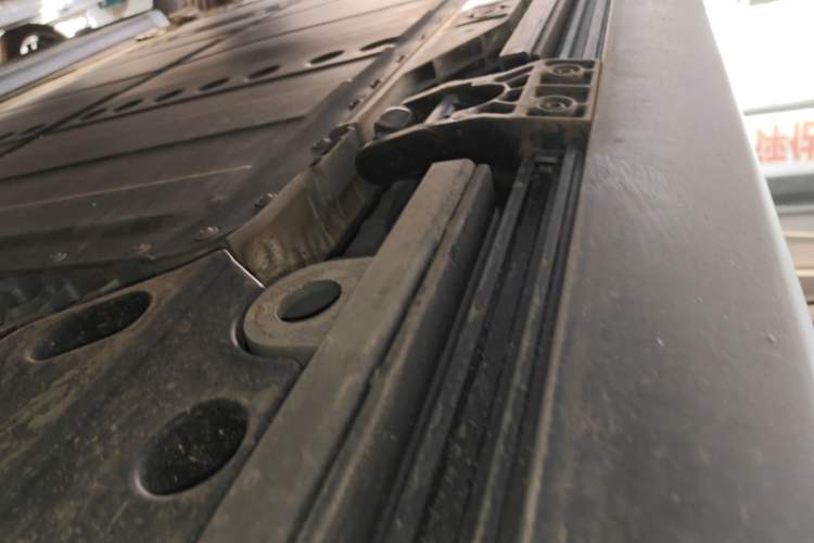 Used ONVO Luxeed L90 2025 Model—Max Six-Seater Version Left Side Sill
