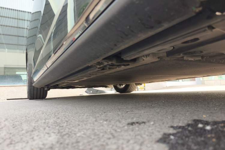 Used ONVO Luxeed L90 2025 Model—Max Six-Seater Version Left Side Sill
