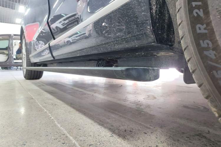 Used ONVO Luxeed L90 2025 Model—Ultra Six-Seater Version Left Side Sill