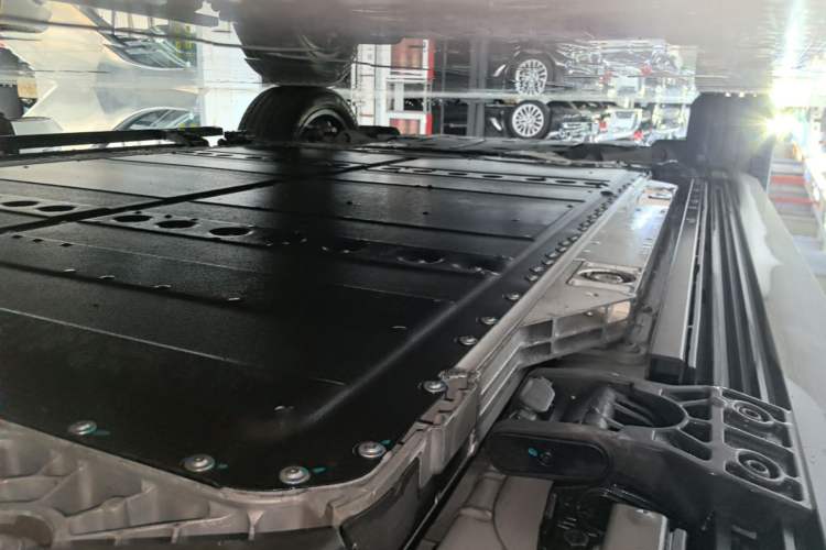 Used ONVO Luxeed L90 2025 Model—Max Six-Seater Version Left Side Sill