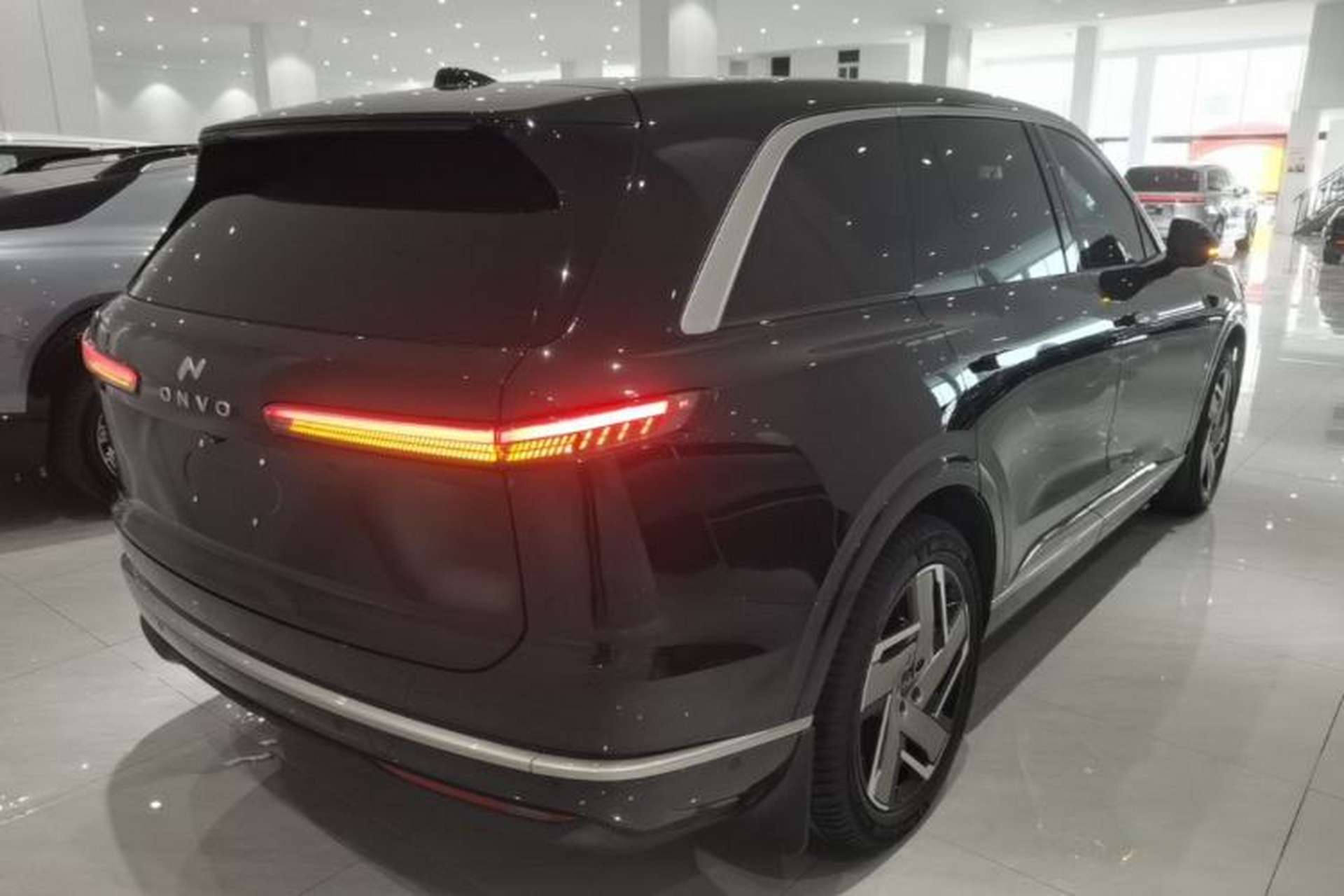 Used ONVO Luxeed L90 2025 Model—Max Six-Seater Version Rear Right 45 Deg