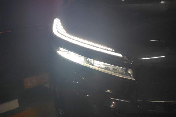 Used ONVO Luxeed L90 2025 Model—Max Six-Seater Version Right Front Headlight