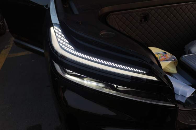 Used ONVO Luxeed L90 2025 Model—Max Six-Seater Version Right Front Headlight