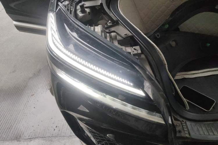 Used ONVO Luxeed L90 2025 Model—Pro Six-Seater Version Right Front Headlight