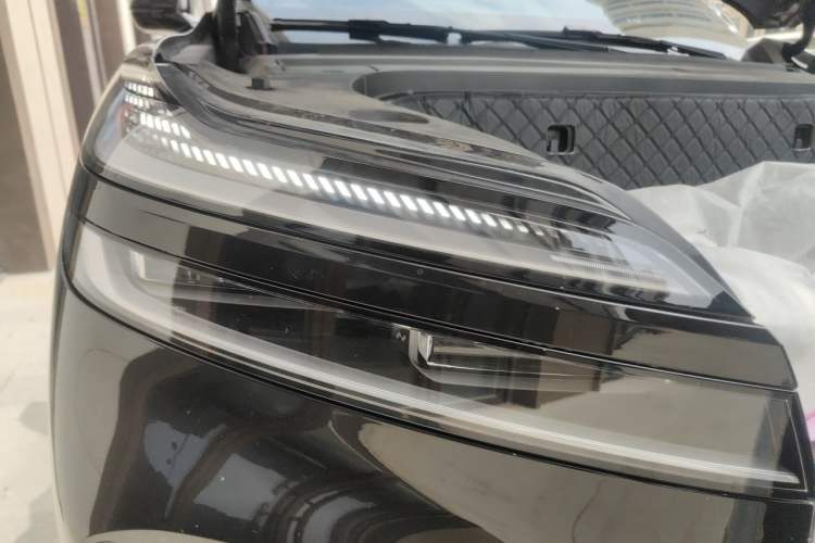 Used ONVO Luxeed L90 2025 Model—Ultra Six-Seater Version Right Front Headlight