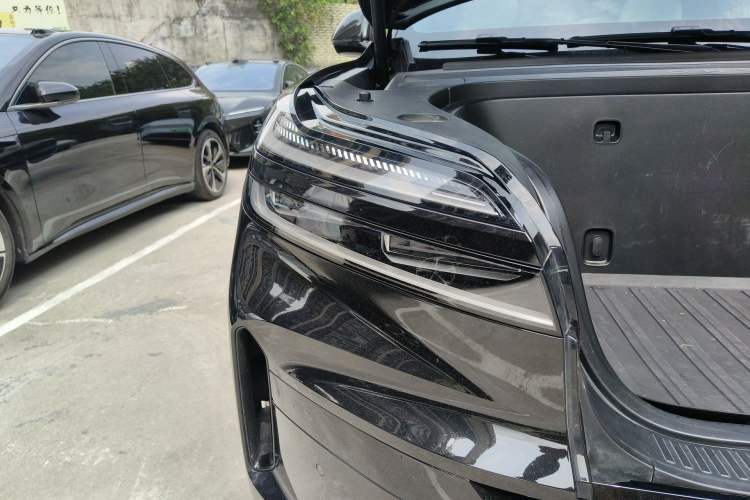 Used ONVO Luxeed L90 2025 Model—Ultra Six-Seater Version Right Front Headlight