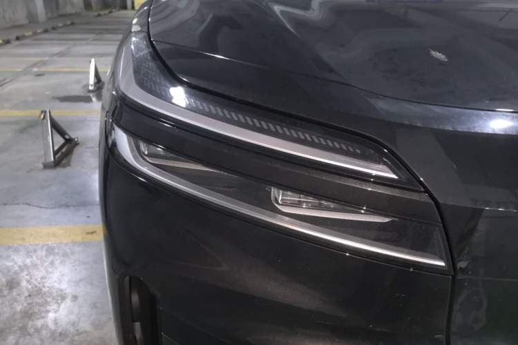 Used ONVO Luxeed L90 2025 Model—Ultra Six-Seater Version Right Front Headlight