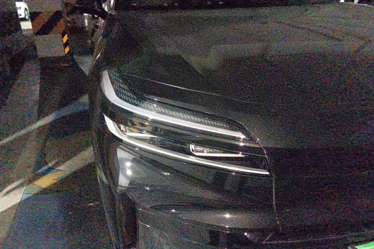Used ONVO Luxeed L90 2025 Model—Ultra Six-Seater Version Right Front Headlight