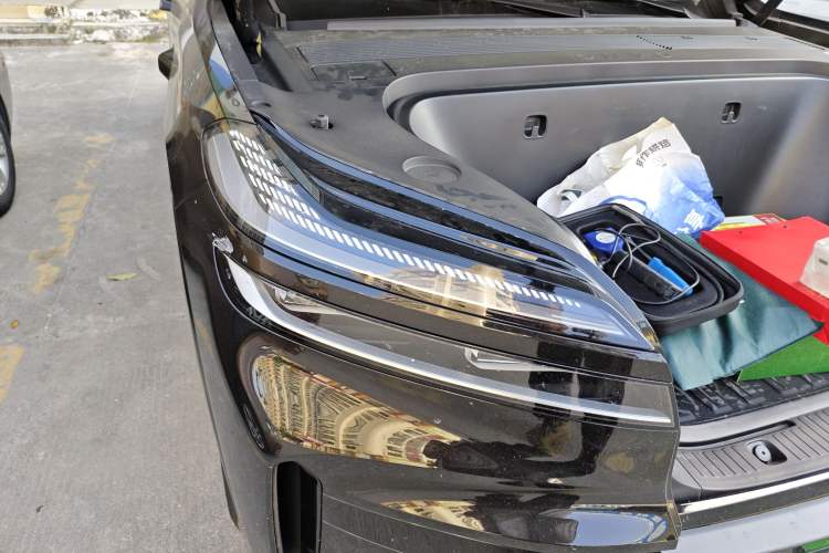 Used ONVO Luxeed L90 2025 Model—Max Seven-Seater Version Right Front Headlight
