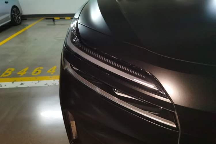 Used ONVO Luxeed L90 2025 Model—Black Knight Special Edition—Six-Seater Right Front Headlight
