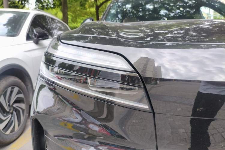 Used ONVO Luxeed L90 2025 Model Ultra Six-Seater 60-degree Battery Edition Right Front Headlight