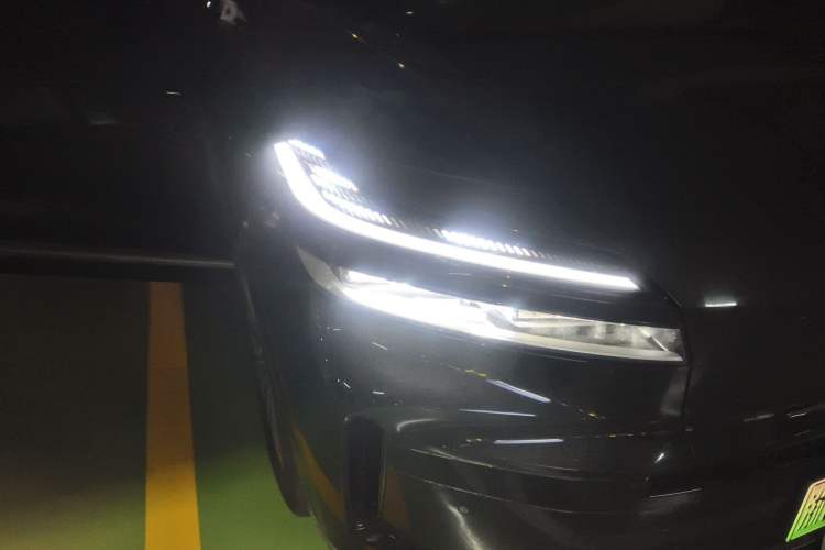 Used ONVO Luxeed L90 2025 Model—Max Six-Seater Version Right Front Headlight