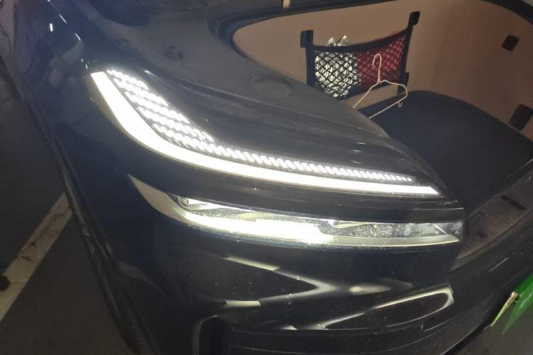 Used ONVO Luxeed L90 2025 Model—Ultra Six-Seater Version Right Front Headlight