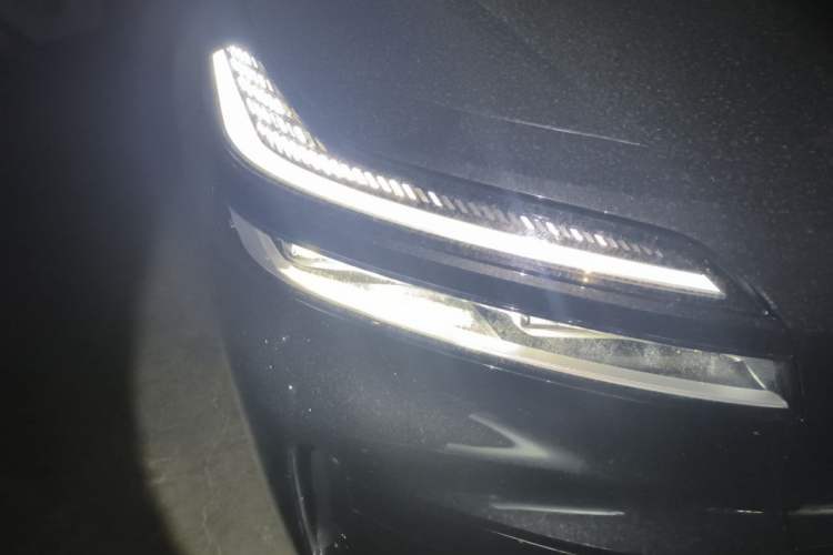 Used ONVO Luxeed L90 2025 Model—Ultra Six-Seater Version Right Front Headlight
