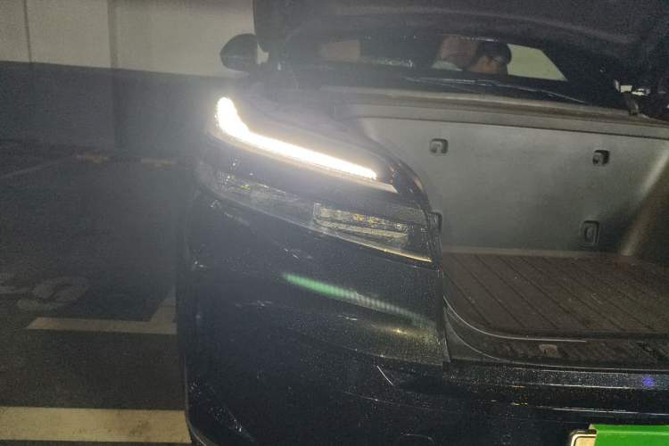 Used ONVO Luxeed L90 2025 Model—Max Six-Seater Version Right Front Headlight