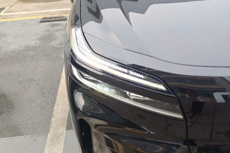 Used ONVO Luxeed L90 2025 Model—Black Knight Special Edition—Six-Seater Right Front Headlight