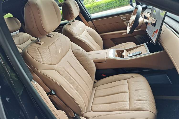 Used ONVO Luxeed L90 2025 Model—Ultra Six-Seater Version Right Front Seat
