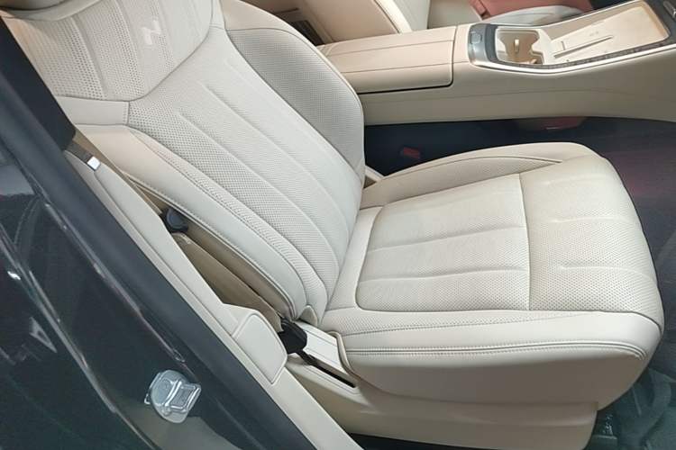 Used ONVO Luxeed L90 2025 Model—Ultra Six-Seater Version Right Front Seat
