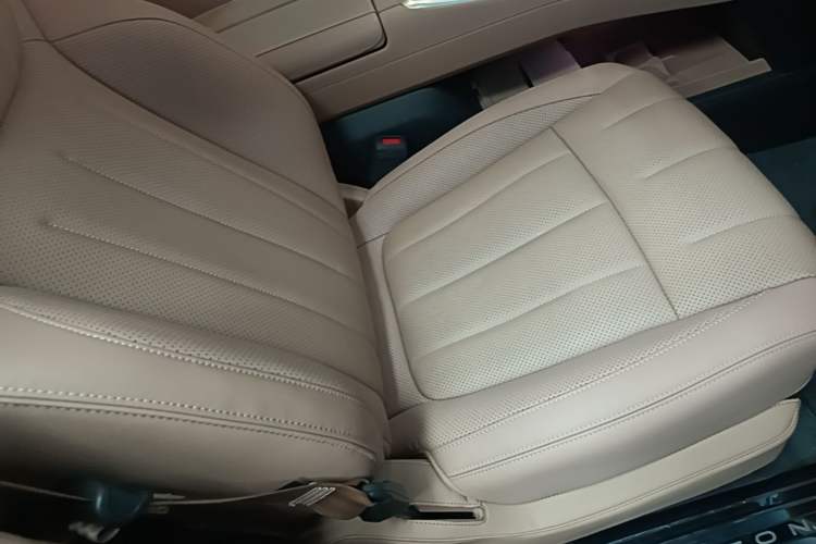 Used ONVO Luxeed L90 2025 Model—Ultra Six-Seater Version Right Front Seat