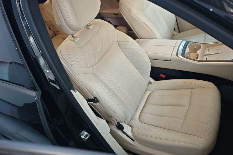 Used ONVO Luxeed L90 2025 Model—Max Six-Seater Version Right Front Seat