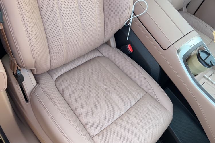 Used ONVO Luxeed L90 2025 Model—Max Six-Seater Version Right Front Seat