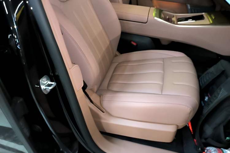 Used ONVO Luxeed L90 2025 Model—Max Six-Seater Version Right Front Seat