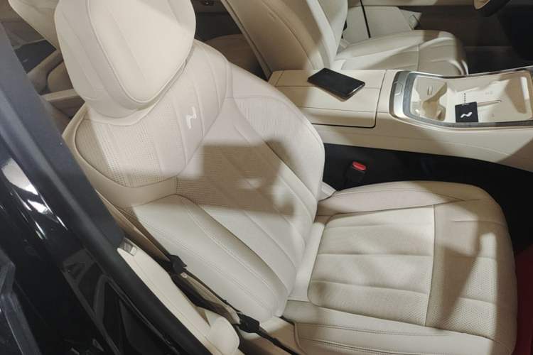 Used ONVO Luxeed L90 2025 Model—Ultra Six-Seater Version Right Front Seat