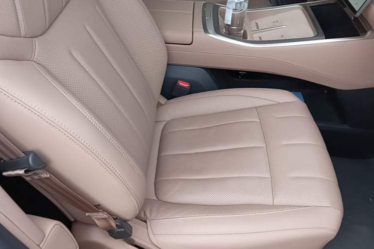 Used ONVO Luxeed L90 2025 Model—Ultra Six-Seater Version Right Front Seat