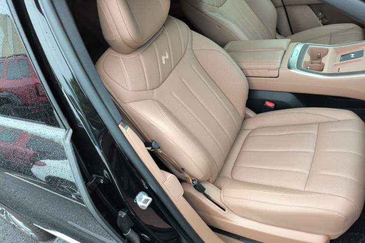Used ONVO Luxeed L90 2025 Model—Ultra Six-Seater Version Right Front Seat
