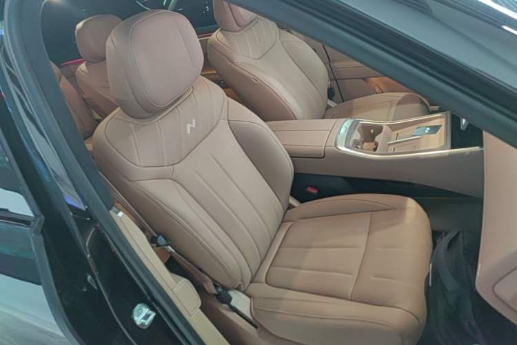 Used ONVO Luxeed L90 2025 Model—Ultra Six-Seater Version Right Front Seat