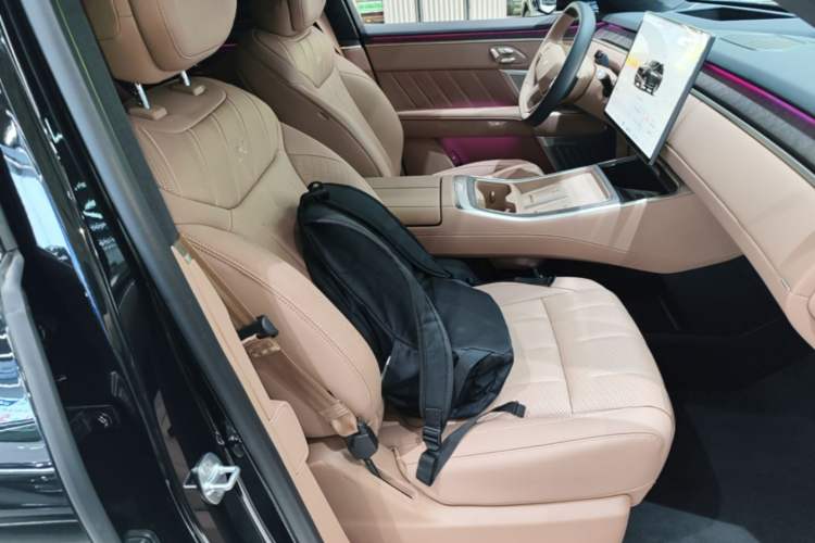Used ONVO Luxeed L90 2025 Model—Max Six-Seater Version Right Front Seat