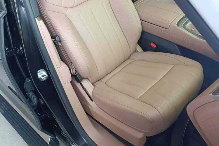 Used ONVO Luxeed L90 2025 Model—Max Six-Seater Version Right Front Seat