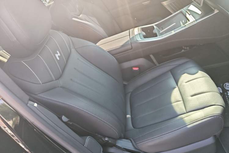 Used ONVO Luxeed L90 2025 Model—Pro Six-Seater Version Right Front Seat