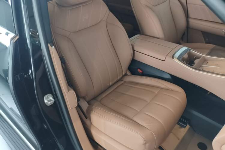 Used ONVO Luxeed L90 2025 Model—Max Six-Seater Version Right Front Seat