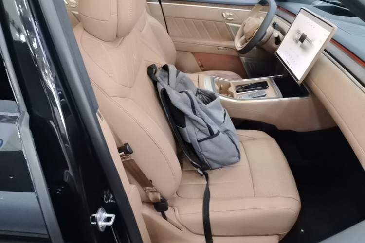 Used ONVO Luxeed L90 2025 Model—Ultra Six-Seater Version Right Front Seat