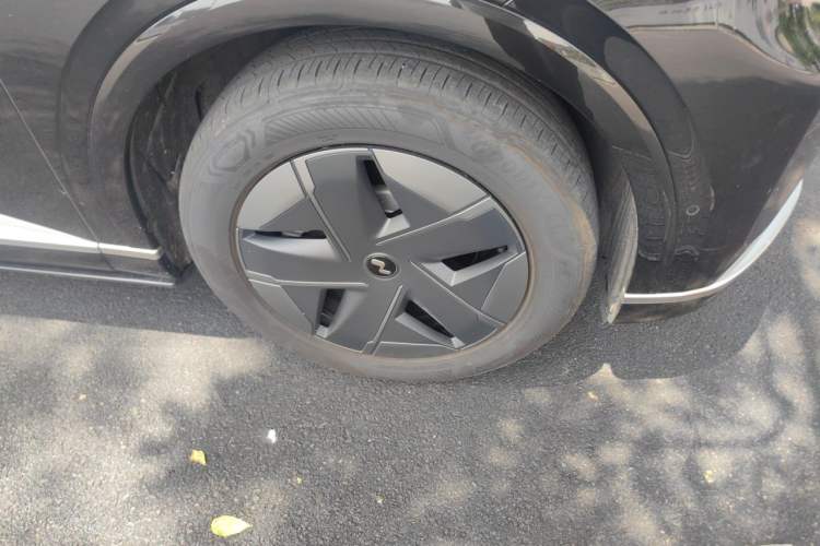 Used ONVO Luxeed L90 2025 Model—Max Six-Seater Version Right Front Wheel Hub