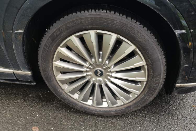 Used ONVO Luxeed L90 2025 Model—Max Six-Seater Version Right Front Wheel Hub