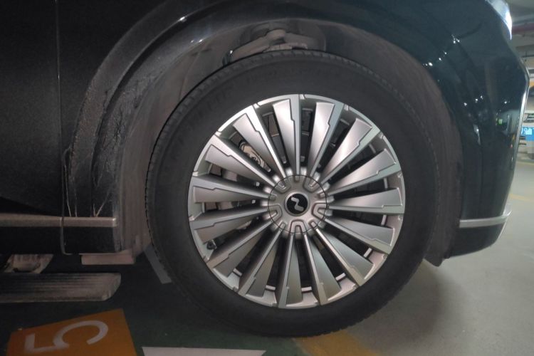 Used ONVO Luxeed L90 2025 Model—Max Six-Seater Version Right Front Wheel Hub