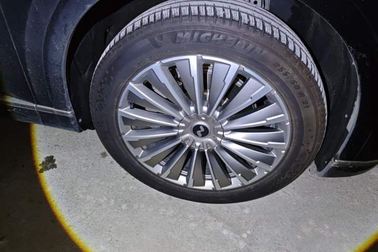 Used ONVO Luxeed L90 2025 Model—Max Six-Seater Version Right Front Wheel Hub
