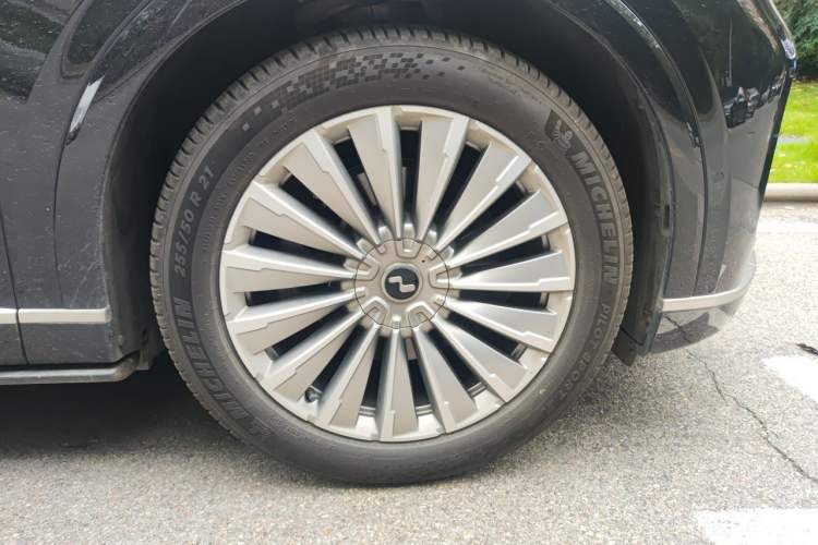Used ONVO Luxeed L90 2025 Model—Max Seven-Seater Version Right Front Wheel Hub