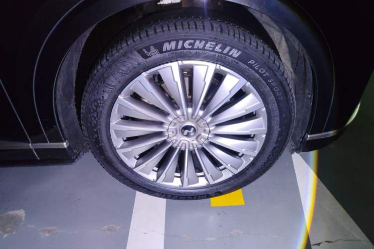 Used ONVO Luxeed L90 2025 Model—Max Six-Seater Version Right Front Wheel Hub
