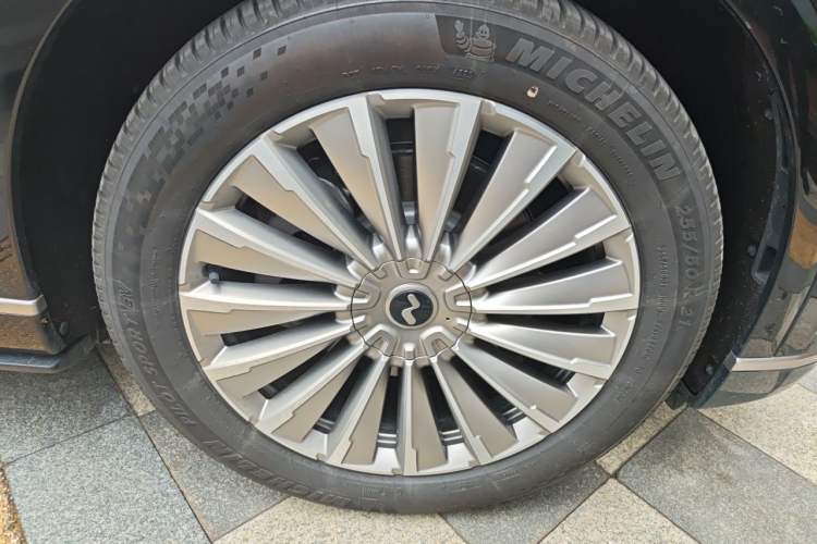 Used ONVO Luxeed L90 2025 Model—Max Six-Seater Version Right Front Wheel Hub