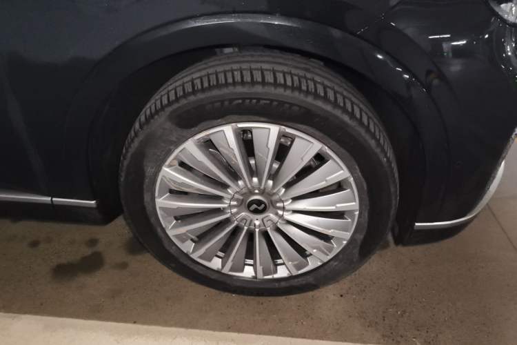 Used ONVO Luxeed L90 2025 Model—Max Six-Seater Version Right Front Wheel Hub