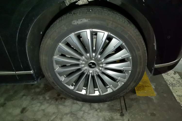 Used ONVO Luxeed L90 2025 Model—Max Six-Seater Version Right Front Wheel Hub