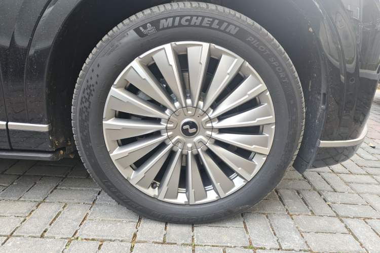 Used ONVO Luxeed L90 2025 Model—Ultra Six-Seater Version Right Front Wheel Hub